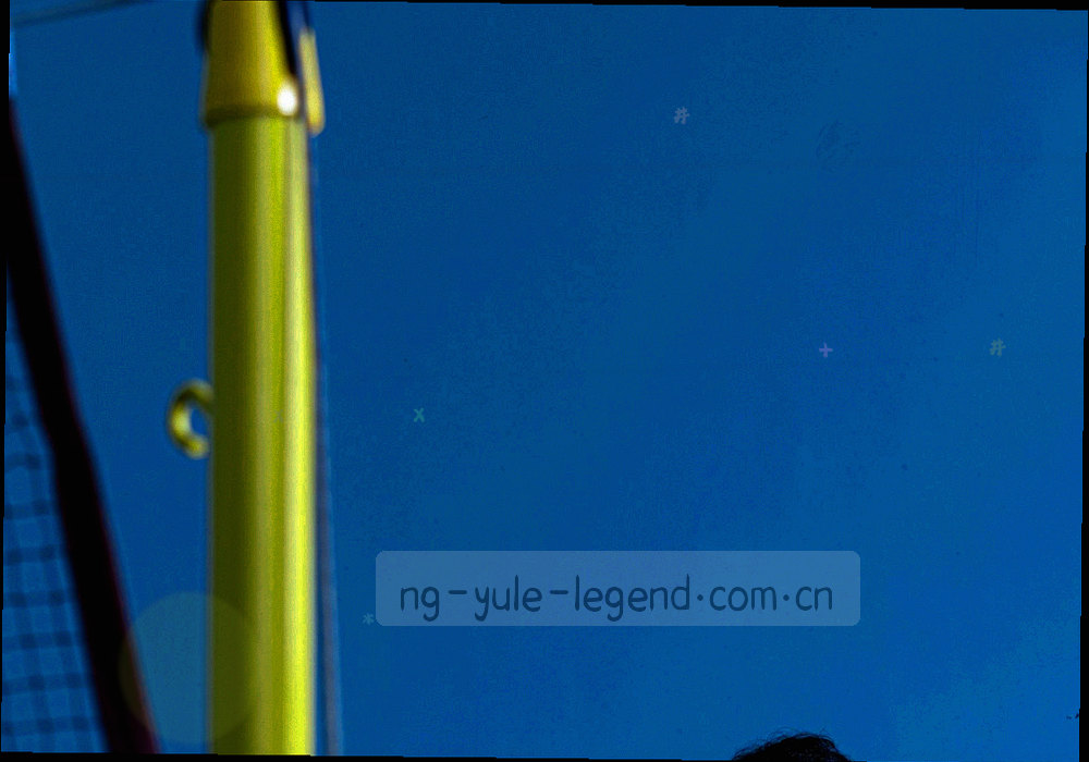 两台抽象设备图形之间用发光虚线连接，暗色背景，无人物